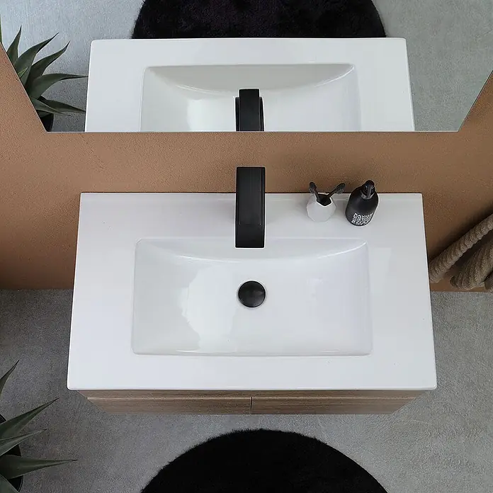 Kiamami Valentina Badmöbel-Set - Braun - Draufsicht auf einen Badunterschrank aus hellem Holz mit weißem Einbauwaschbecken und schwarzem Wasserhahn.