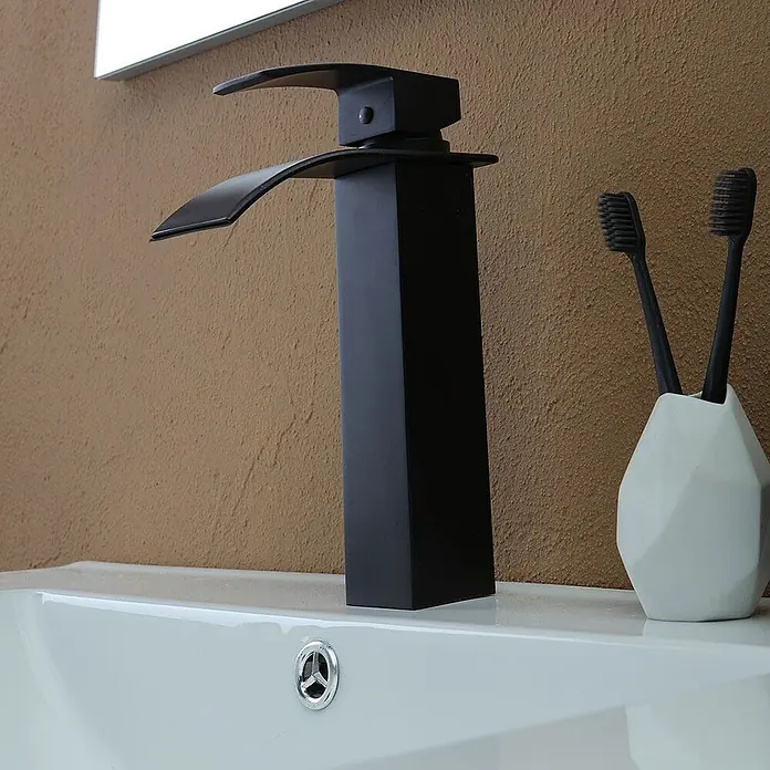 Kiamami Valentina Badmöbel-Set - Braun - Mattschwarze Badarmatur mit breitem Wasserfallauslauf auf weißem Keramikwaschbecken installiert.