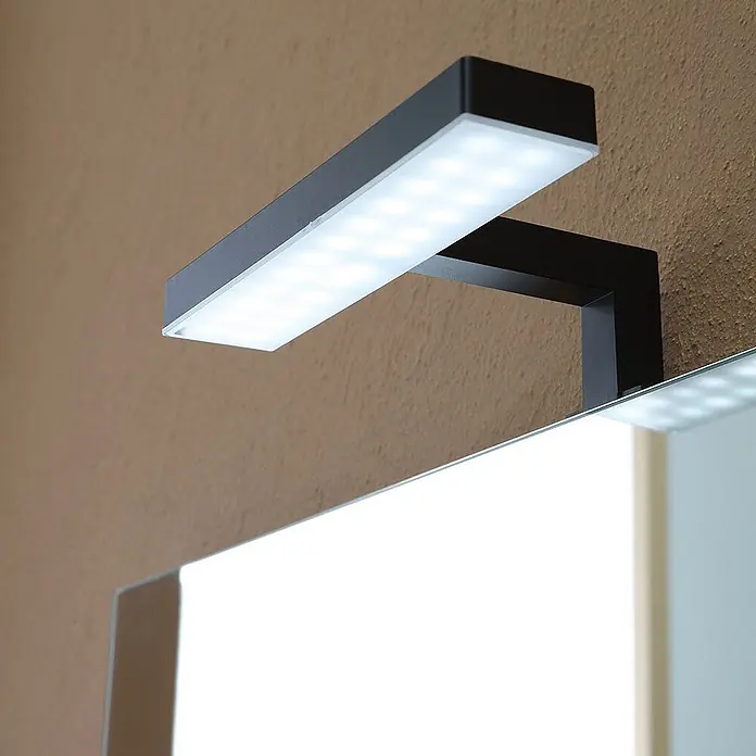 Kiamami Valentina Badmöbel-Set - Braun - Schwarze rechteckige LED-Spiegelleuchte, weißes Licht, über einem Spiegel montiert.