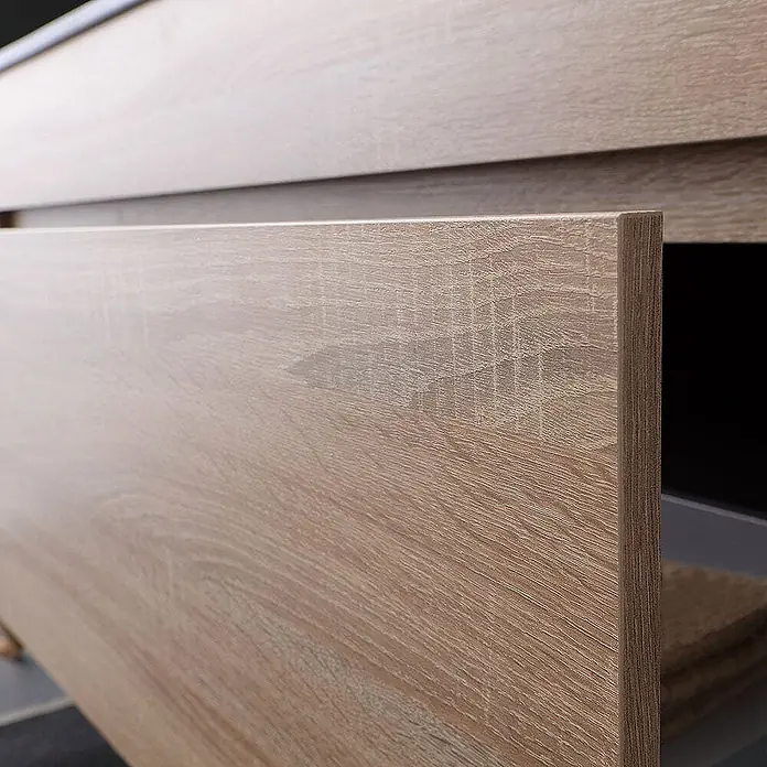Kiamami Valentina Badmöbel-Set - Helles Holz - Teilweise geöffnete Schublade in heller Holzoptik, zeigt ihre Holzmaserung und einen Blick ins Innere.