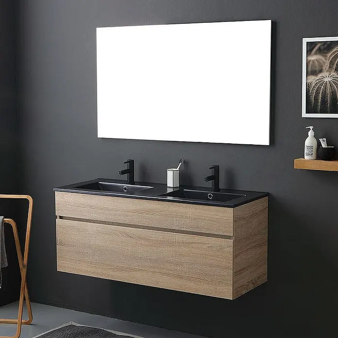 Kiamami Valentina Badmöbel-Set - Helles Holz - Wandmontierter Doppelwaschtisch mit heller Holzoptik und schwarzen Waschbecken in einem modernen Badezimmer.