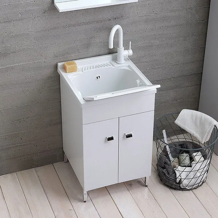 Kiamami Valentina Badmöbel-Set - Weiß - Weißer Waschbeckenunterschrank mit integriertem Becken und Wasserhahn, mit Wäschekorb.