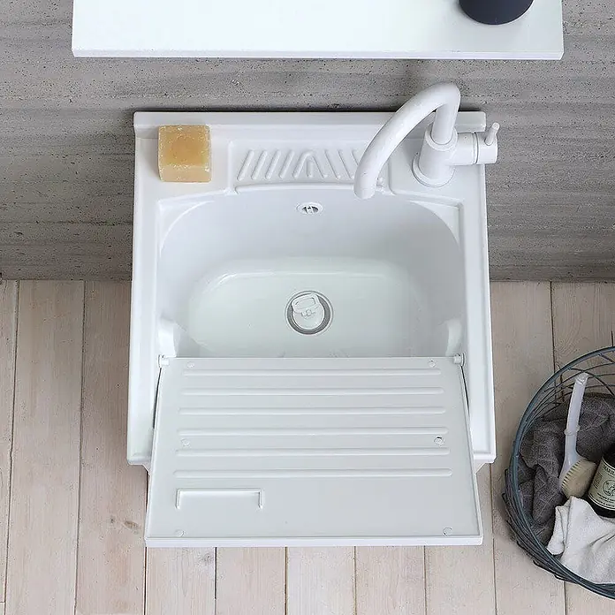 Kiamami Valentina Badmöbel-Set - Weiß - Weißes Waschbecken mit integriertem Wasserhahn, Seife und klappbarem Waschbrett für den praktischen Gebrauch.