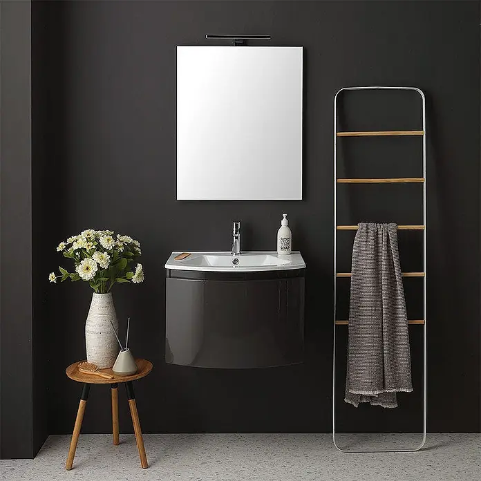 Kiamami Valentina Badmöbel-Set - Grau - Moderne dunkelgraue Badmöbel mit weißem Waschbecken und Spiegel.