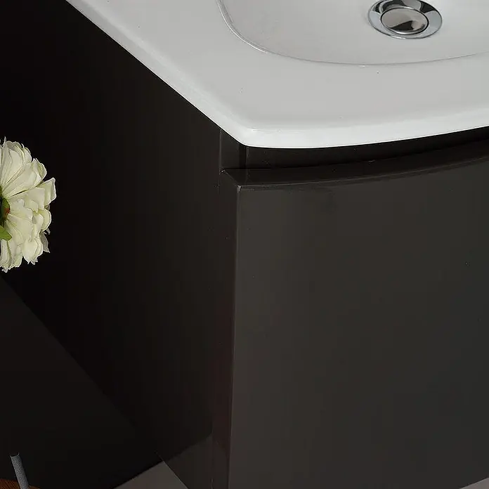 Kiamami Valentina Badmöbel-Set - Grau - Glänzender, dunkelbrauner Badschrank mit geschwungener Front und weißem Keramikwaschbecken, inkl. Chromabfluss.