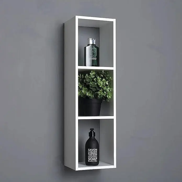 Kiamami Valentina Badmöbel-Set - Grau - Weißes, rechteckiges Wandregal mit drei Fächern, das eine grüne Flasche, Pflanze und schwarzen Seifenspender enthält.