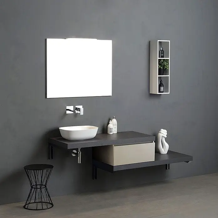 Kiamami Valentina Badmöbel-Set - Grau - Moderne wandmontierte Badezimmereinheit mit weißem Aufsatzwaschbecken, dunkler Arbeitsplatte, beiger Schublade und Spiegel mit Licht.