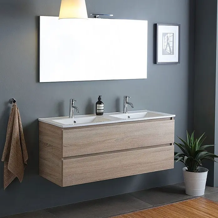 Kiamami Valentina Badmöbel-Set - Braun - Wandhängender Doppelwaschtisch in heller Holzoptik mit zwei weißen Waschbecken und zwei Schubladen.