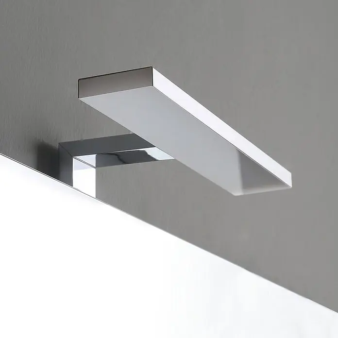 Kiamami Valentina Badmöbel-Set - Braun - Moderne Chrom-LED-Spiegelleuchte mit rechteckigem weißem Diffusor, über einem Spiegel montiert.