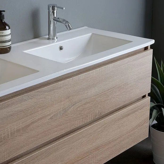 Kiamami Valentina Badmöbel-Set - Braun - Moderner wandhängender Waschtischunterschrank mit weißem Keramikbecken und hellem Holzdekor mit zwei Schubladen.