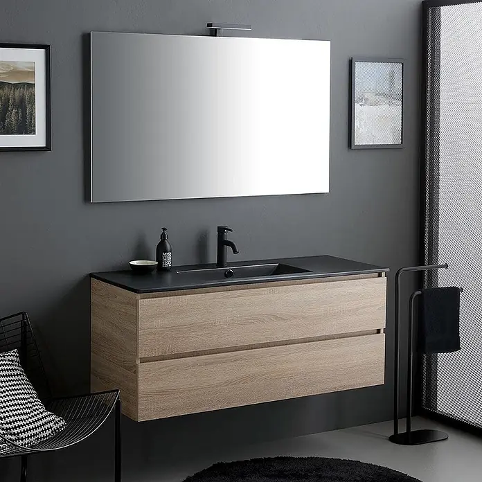 Kiamami Valentina Badmöbel-Set - Braun - Moderner Badezimmerschrank mit schwarzer Arbeitsplatte und integriertem Waschbecken, hellbraunem Holz-Hängeschrank mit zwei Schubladen und großem rechteckigem Spiegel darüber.