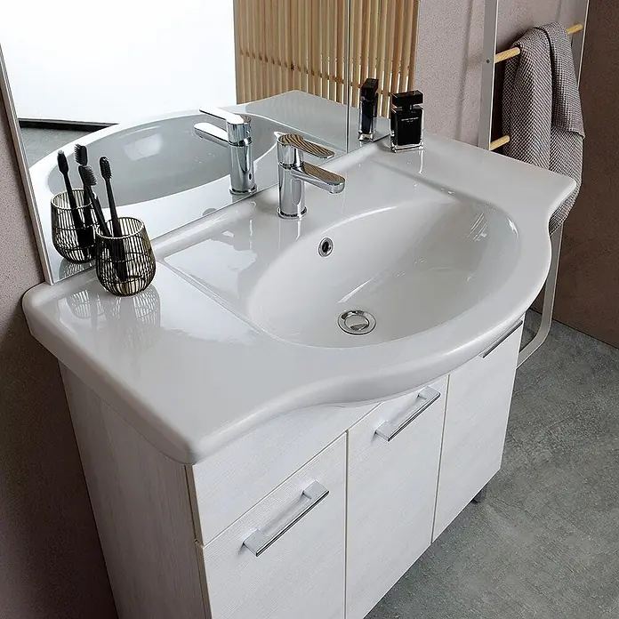 Kiamami Valentina Badmöbel-Set - Helles Holz - Weißer Keramik-Waschtischunterschrank mit heller Holzmaserung, Spiegel und Toilettenartikeln.