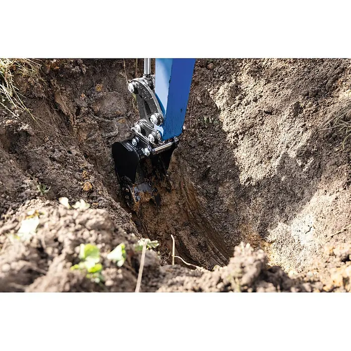 Scheppach Pala excavadora - Acero, Específico para: Miniexcavadora Scheppach EXC1400 - Brazo de excavadora azul con cuchara negra cavando una zanja profunda en la tierra.