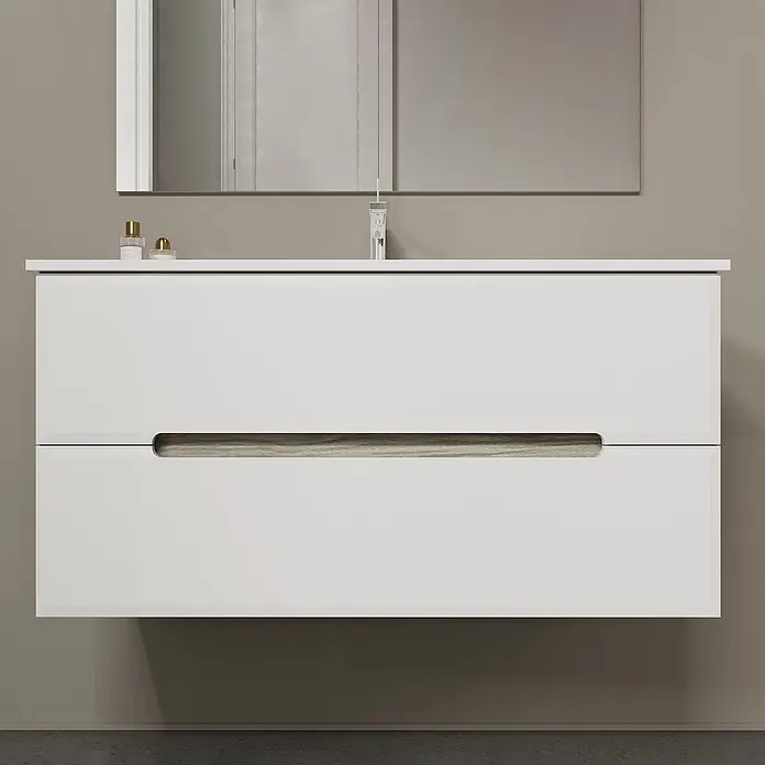 Kiamami Valentina Badmöbel-Set - Weiß - Weißer wandmontierter Badezimmerschrank mit zwei Schubladen und Griffmulde in Holzoptik. Mit integriertem Waschbecken und Wasserhahn.