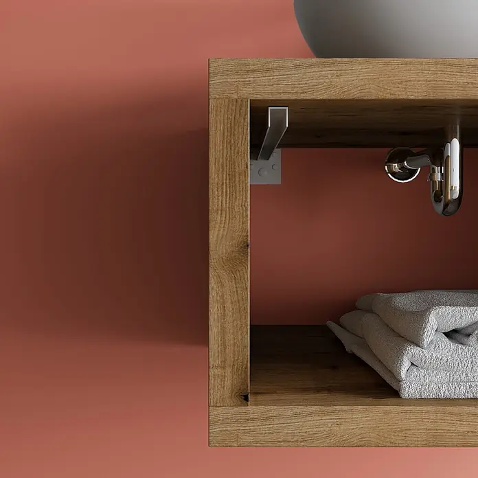 Kiamami Valentina Badmöbel-Set - Holz mittel - Eichenfarbener Badezimmerschrank mit offenem Fach und gefalteten weißen Handtüchern.