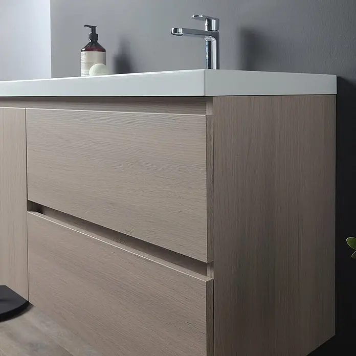 Kiamami Valentina Badmöbel-Set - Beige - Hellbrauner Waschtisch in Holzoptik mit zwei grifflosen Schubladen, weißer Arbeitsplatte und Chromarmatur.