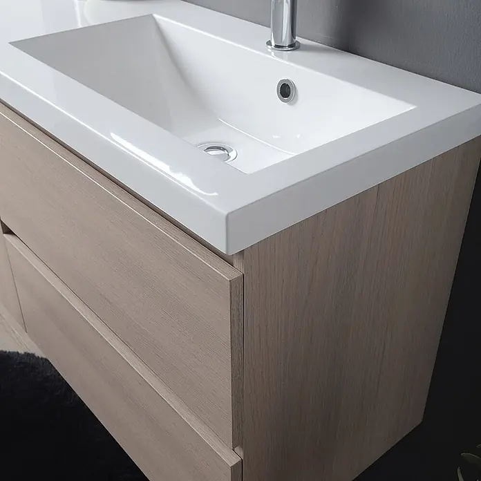 Kiamami Valentina Badmöbel-Set - Beige - Badezimmer-Waschtisch aus hellem Holz mit weißem Integralwaschbecken und silbernem Wasserhahn.
