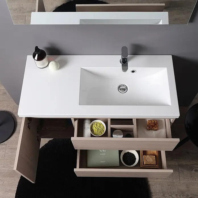 Kiamami Valentina Badmöbel-Set - Beige - Moderner Badunterschrank mit weißem Waschbecken, Chromarmatur und hellen Holzschränken, mit offenen Schubladen für Pflegeprodukte.