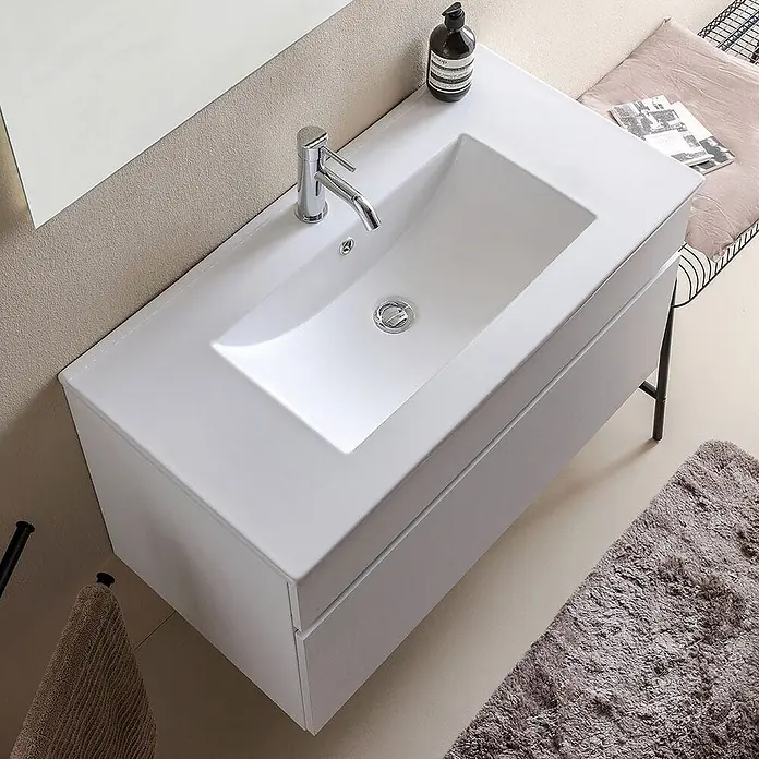 Kiamami Valentina Badmöbel-Set - Weiß - Weißer Badunterschrank mit integriertem Waschbecken und Chromarmatur in einem modernen Badezimmerambiente.