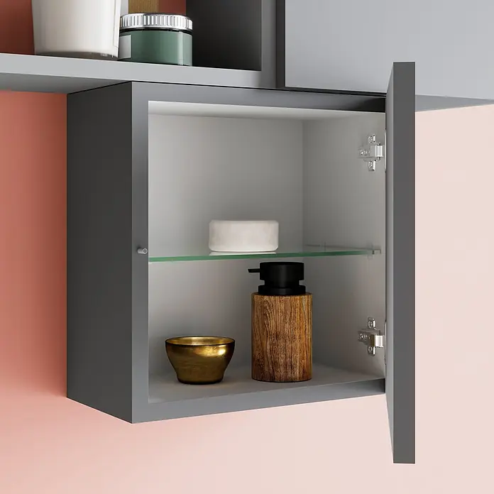 Kiamami Valentina Badmöbel-Set - Holz mittel - Offener grauer Badezimmerschrank mit Glasboden, weißem Behälter, hölzernem Seifenspender und goldener Schale, wandmontiert.