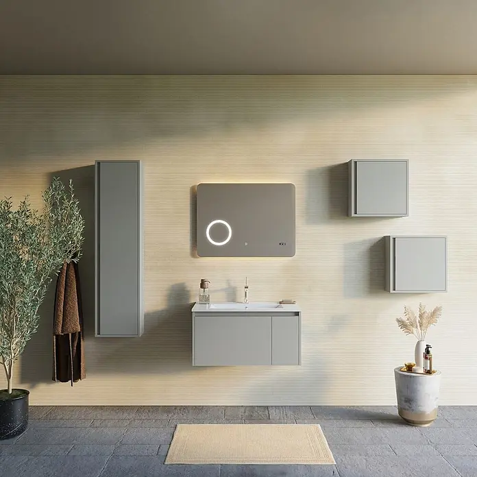 Kiamami Valentina Badmöbel-Set - Beige - Modernes mattgraues Badezimmermöbel-Set mit Waschbecken, beleuchtetem Spiegel und wandmontierten Schränken in einem zeitgenössischen Badezimmer.