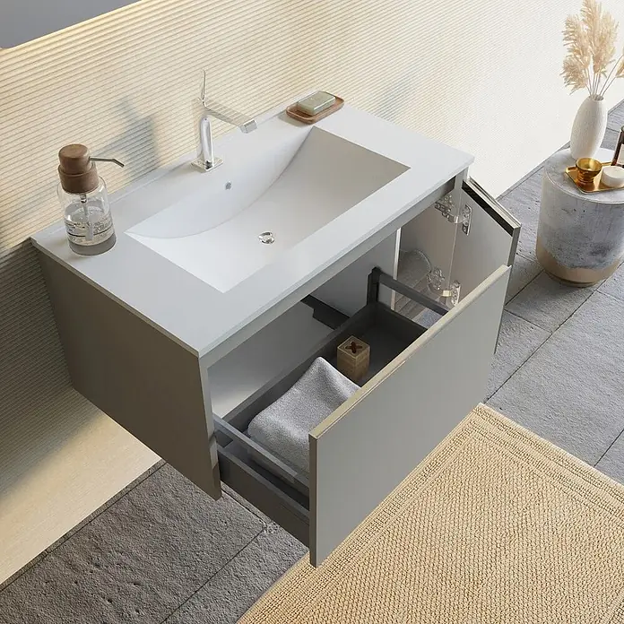 Kiamami Valentina Badmöbel-Set - Beige - Wandmontierter grauer Badezimmerschrank mit integriertem weißen Waschbecken, offener Schublade mit Handtuch und offenem Seitenfach.