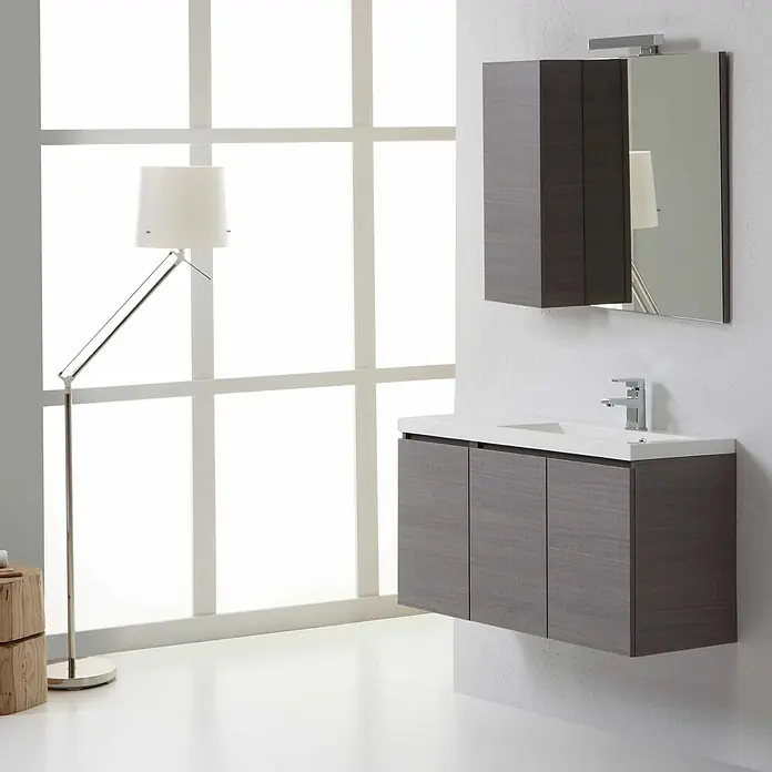 Kiamami Valentina Badmöbel-Set - Grau - Moderne dunkelgraue Waschtischkombination mit Holzmaserung, weißem Waschbecken, passendem Wandschrank und Spiegel.