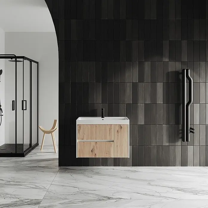 Kiamami Valentina Badmöbel-Set - Braun - Wandhängender Badezimmerschrank mit weißem Waschbecken und natürlicher Lamellenholzfront im modernen Bad.