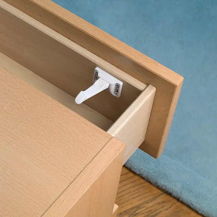 Inofix Cierre para muebles 5107-2- - Blanco, Tipo de montaje: Atornillado - Un cajón con un bloqueo de seguridad para niños que impide que el cajón se abra, brindando mayor seguridad en la habitación de los niños.