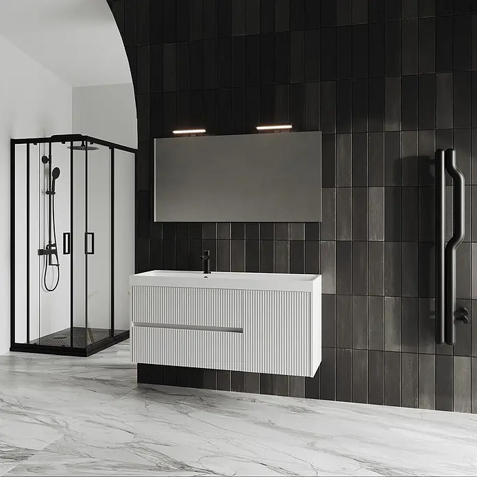 Kiamami Valentina Badmöbel-Set - Weiß - Weißer geriffelter Badezimmerunterschrank mit schwarzem Wasserhahn und Spiegel in einem modernen Schwarz-Weiß-Badezimmer.