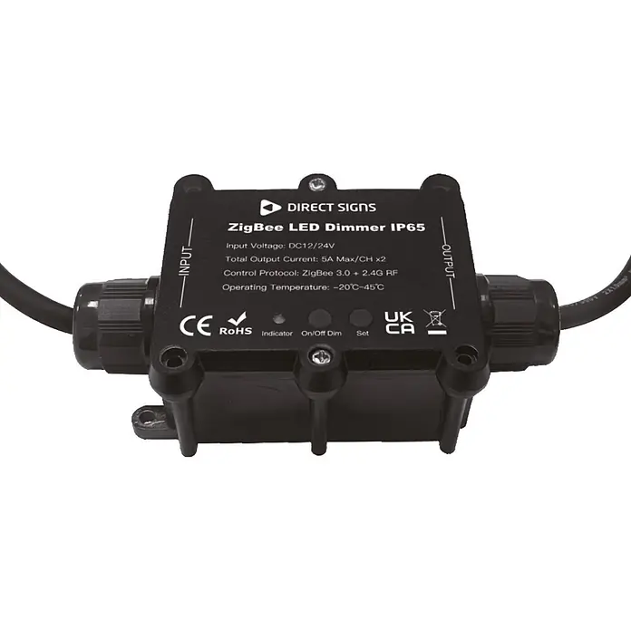 Direct Signs Controller Akus IP Zigbee Dimmer - Schwarz - Schwarzer ZigBee LED Dimmer IP65 mit Eingangs-/Ausgangskabeln. Zeigt Spannungs-, Strom- und Protokolldetails.