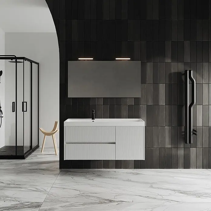 Kiamami Valentina Badmöbel-Set - Weiß - Weißer geriffelter Badunterschrank mit Waschbecken und schwarzem Wasserhahn in einem modernen Badezimmer.