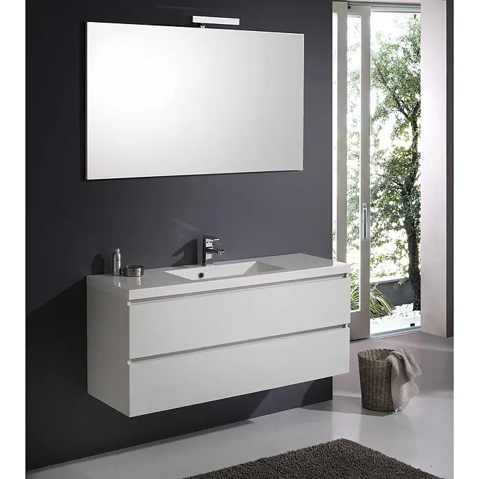 Kiamami Valentina Badmöbel-Set - Weiß - Weiße wandmontierte Badezimmermöbel mit integriertem Waschbecken, Chromarmatur und rechteckigem Spiegel mit Leuchte in einem modernen Badezimmer.