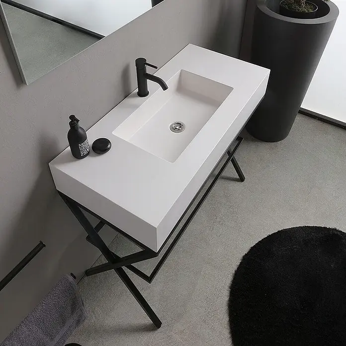 Kiamami Valentina Badmöbel-Set - Schwarz - Modernes weißes rechteckiges Waschbecken mit integriertem Becken, schwarzem Wasserhahn und elegantem schwarzem Metall-X-Gestell.