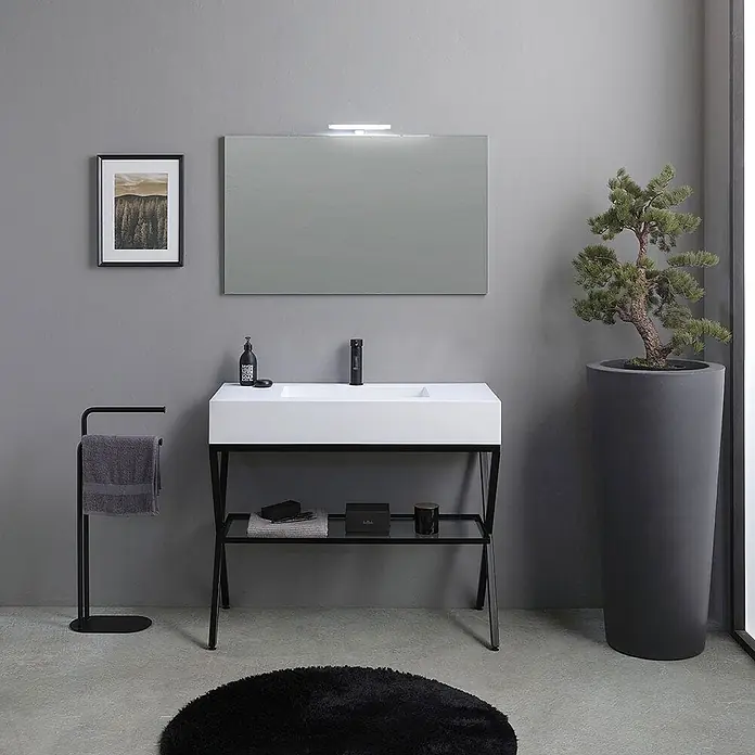 Kiamami Valentina Badmöbel-Set - Schwarz - Moderner Badezimmerschrank mit weißem rechteckigem Waschbecken, schwarzem Metallrahmen und unterer Glasablage.