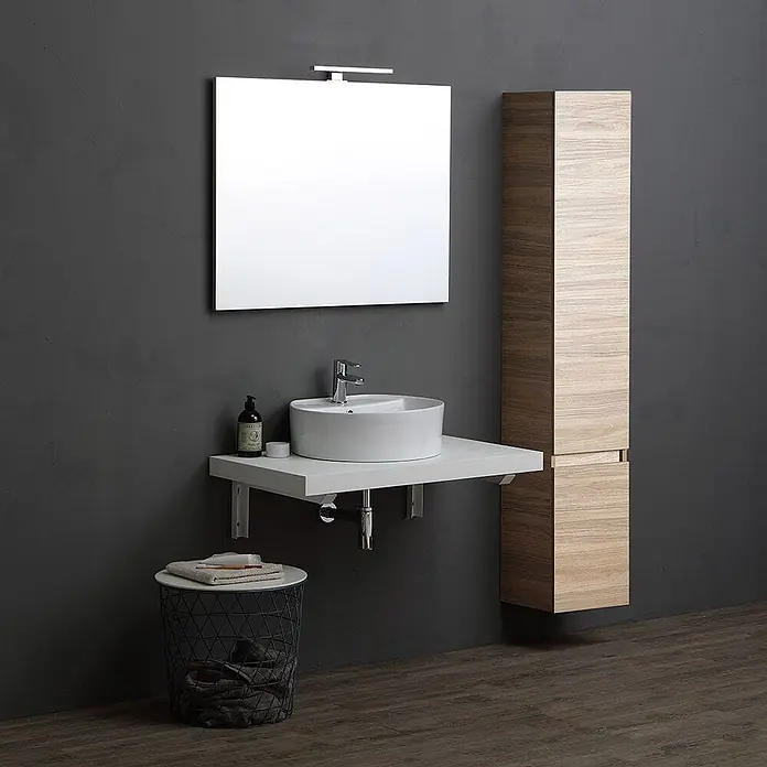 Kiamami Valentina Badmöbel-Set - Holz mittel - Modernes Badmöbelset mit weißer Wandkonsole, rundem Waschbecken, Spiegel und hellem Holzhochschrank.