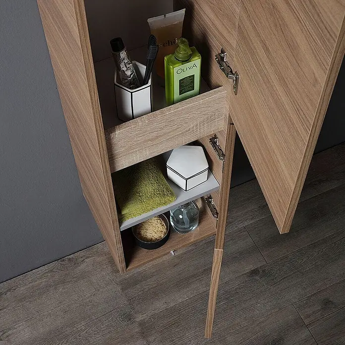 Kiamami Valentina Badmöbel-Set - Holz mittel - Wandmontierter Badezimmer-Hochschrank in heller Holzoptik, offen, mit Regalen für Toilettenartikel und einem grünen Handtuch.