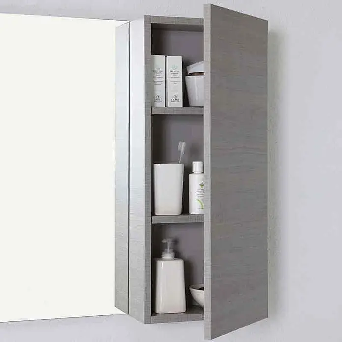 Kiamami Valentina Badmöbel-Set - Grau - Grauer, holzmaserter Badschrank mit offenen Fächern und einer Flügeltür, neben einem Spiegel montiert, mit Toilettenartikeln.