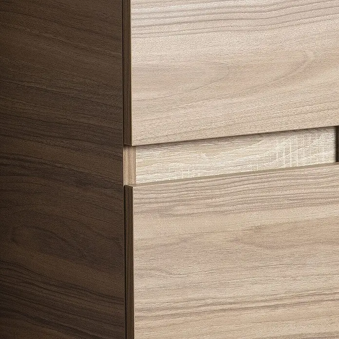 Kiamami Valentina Badmöbel-Set - Holz mittel - Zweifarbiges Holzschranksystem mit dunkelbraunen und hellen Holzfronten, inklusive integriertem horizontalen Griff.
