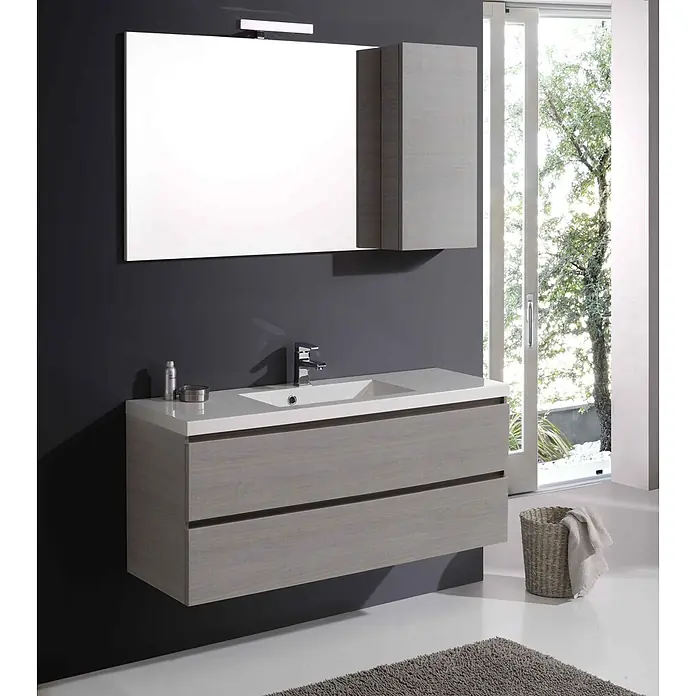 Kiamami Valentina Badmöbel-Set - Grau - Wandhängender Waschtisch in grauem Holzdesign mit weißem Becken, Chromarmatur und passendem Spiegelschrank.