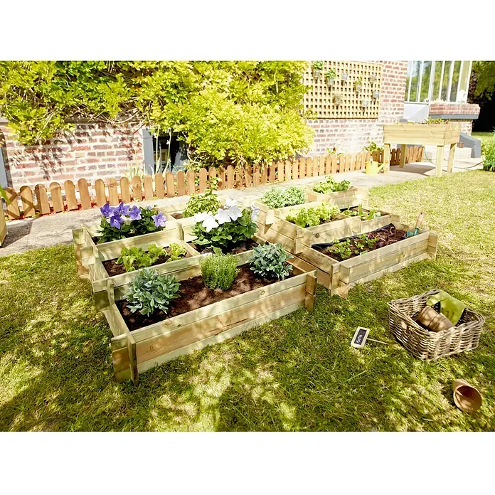 Cerland Huerto urbano Angelic - 100 x 100 x 40 cm, Madera, Natural - La imagen muestra un huerto elevado con plantas. Está hecho de madera y se encuentra en un césped en un jardín.