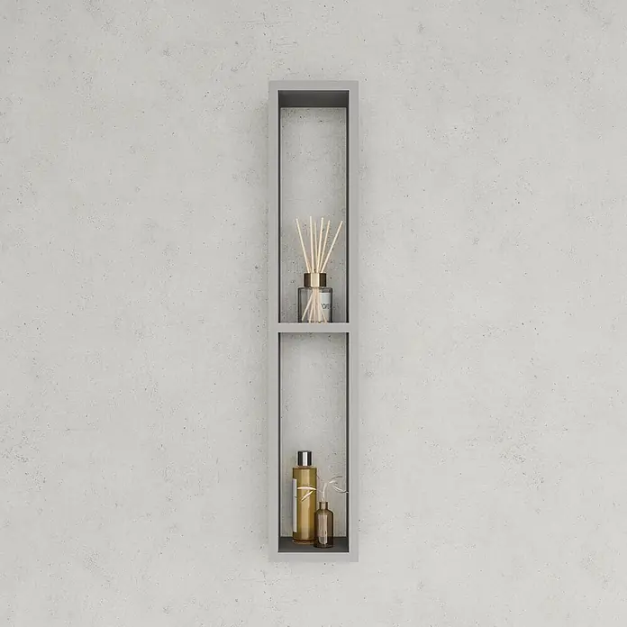 Kiamami Valentina Badmöbel-Set - Grau - Graues rechteckiges Wandregal mit zwei Fächern, das einen Reed-Diffusor und Toilettenartikel zeigt.