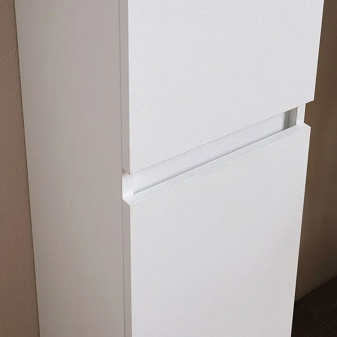 Kiamami Valentina Badmöbel-Set - Weiß - Weißer griffloser Schrank mit Holzmaserung, zwei Schubladen, die obere ist leicht geöffnet.