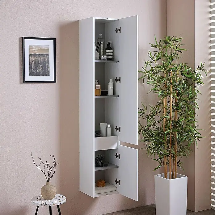 Kiamami Valentina Badmöbel-Set - Weiß - Hoher weißer Wandschrank, Türen offen, zeigt Badartikel auf Regalen.