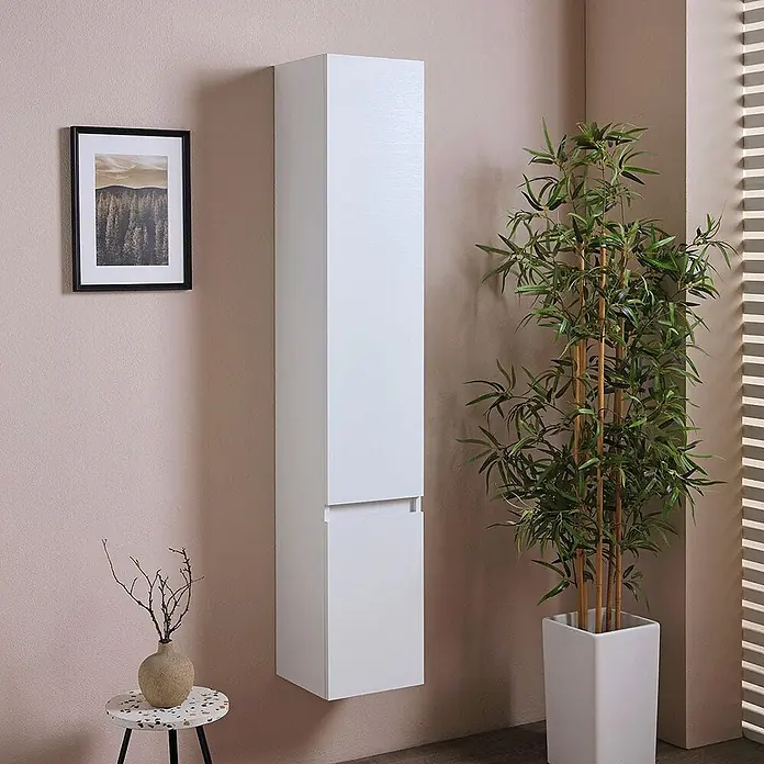 Kiamami Valentina Badmöbel-Set - Weiß - Weißer hoher Hängeschrank mit zwei Türen in einem modernen Raum.