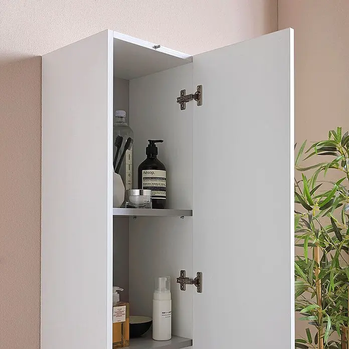 Kiamami Valentina Badmöbel-Set - Weiß - Weißer wandmontierter Badezimmerschrank mit offener Tür, zeigt interne Ablagen mit Pflegeprodukten.