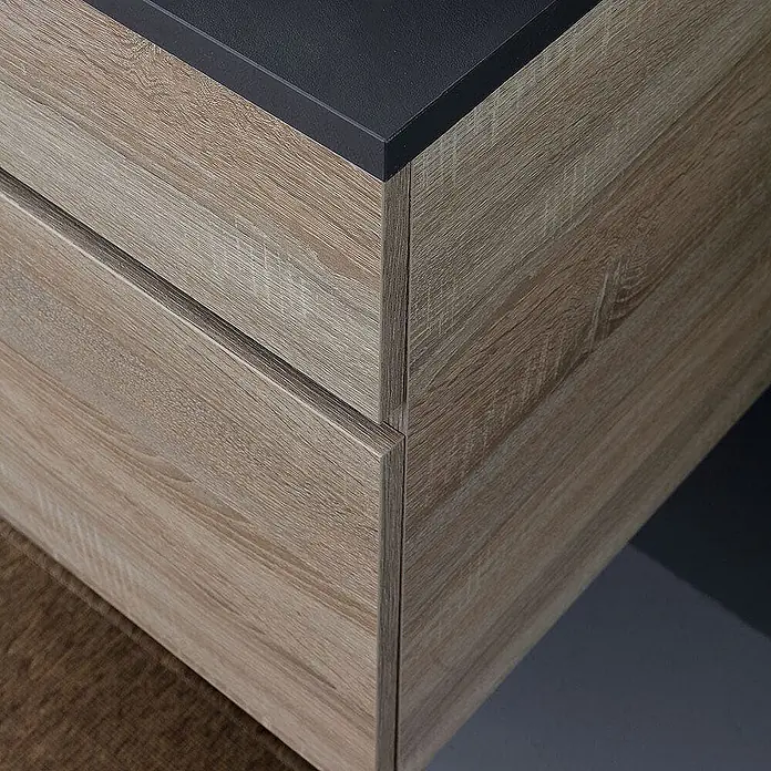 Kiamami Valentina Badmöbel-Set - Helles Holz - Eckansicht eines modernen Schranks mit heller Holzoptik und dunkelgrauer Oberfläche.