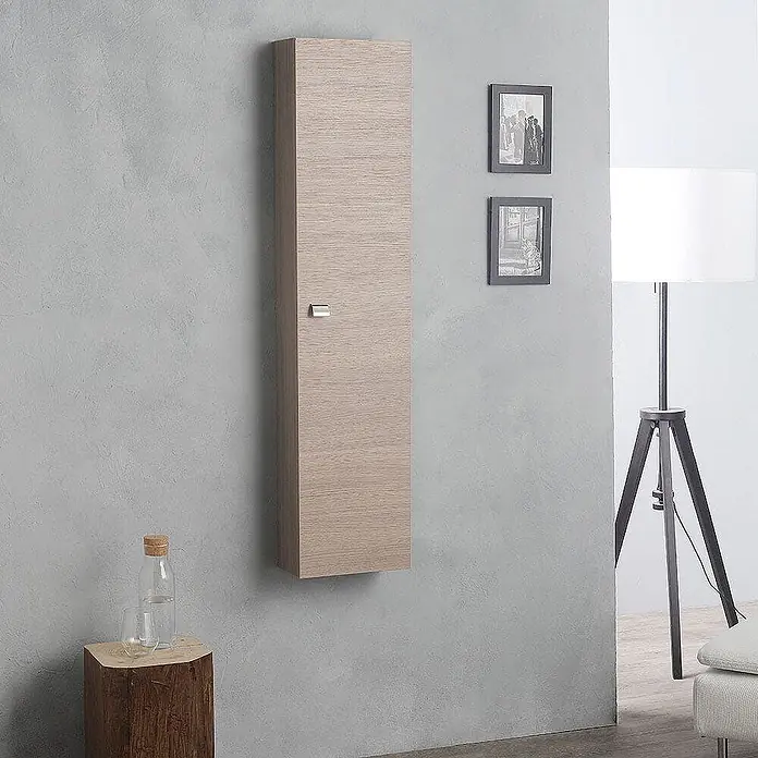 Kiamami Valentina Badmöbel-Set - Helles Holz - Schlanker, wandmontierter Schrank in heller Holzoptik mit silbernem Griff. Ideal für vertikale Aufbewahrung.
