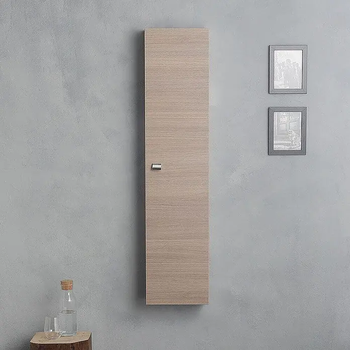 Kiamami Valentina Badmöbel-Set - Helles Holz - Hoher, heller Wandschrank in Holzoptik mit silbernem Griff für moderne Aufbewahrung.