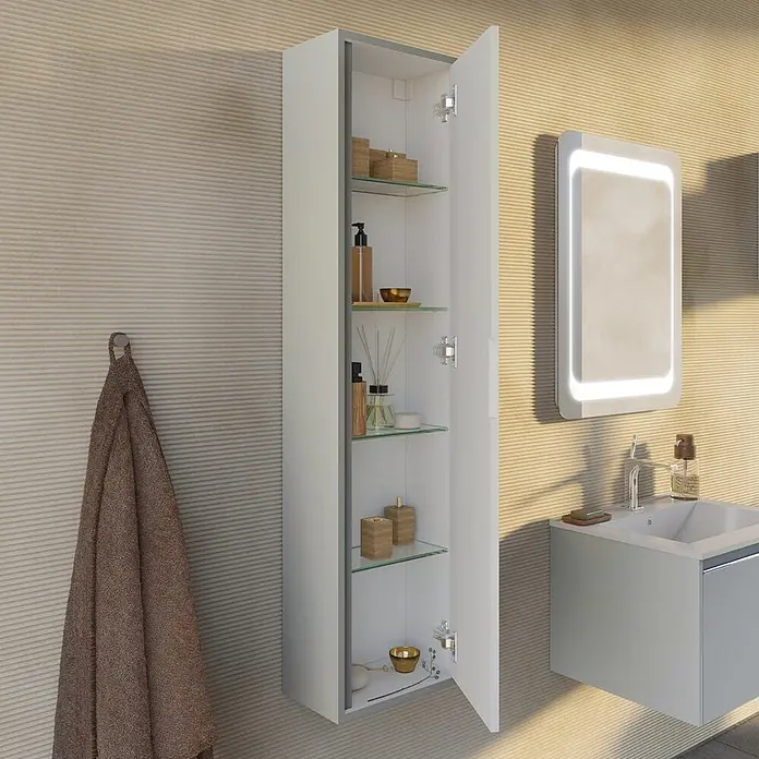 Kiamami Valentina Badmöbel-Set - Beige - Weißer Bad-Wandschrank mit offener Tür, der Glasablagen mit Toilettenartikeln und Accessoires zeigt.